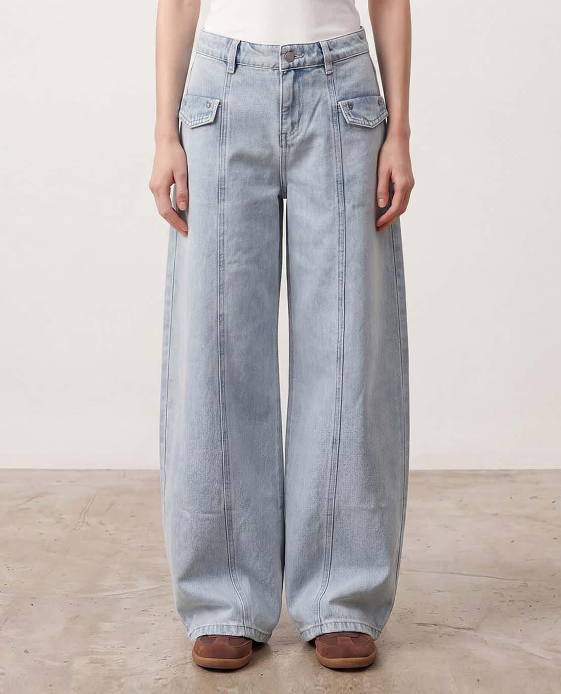 URBAN REVIVO - Quần jeans nữ ống rộng phối túi hộp