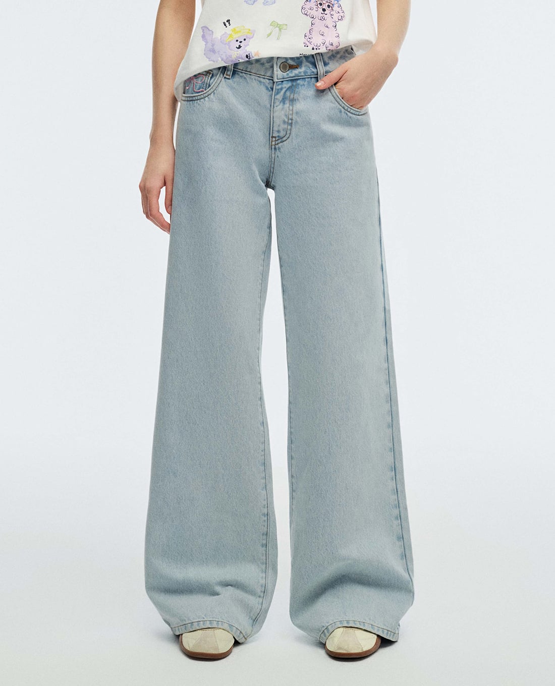 URBAN REVIVO - Quần jeans nữ ống rộng thêu họa tiết