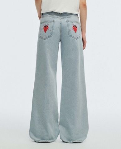  URBAN REVIVO - Quần jeans nữ ống rộng thêu họa tiết 