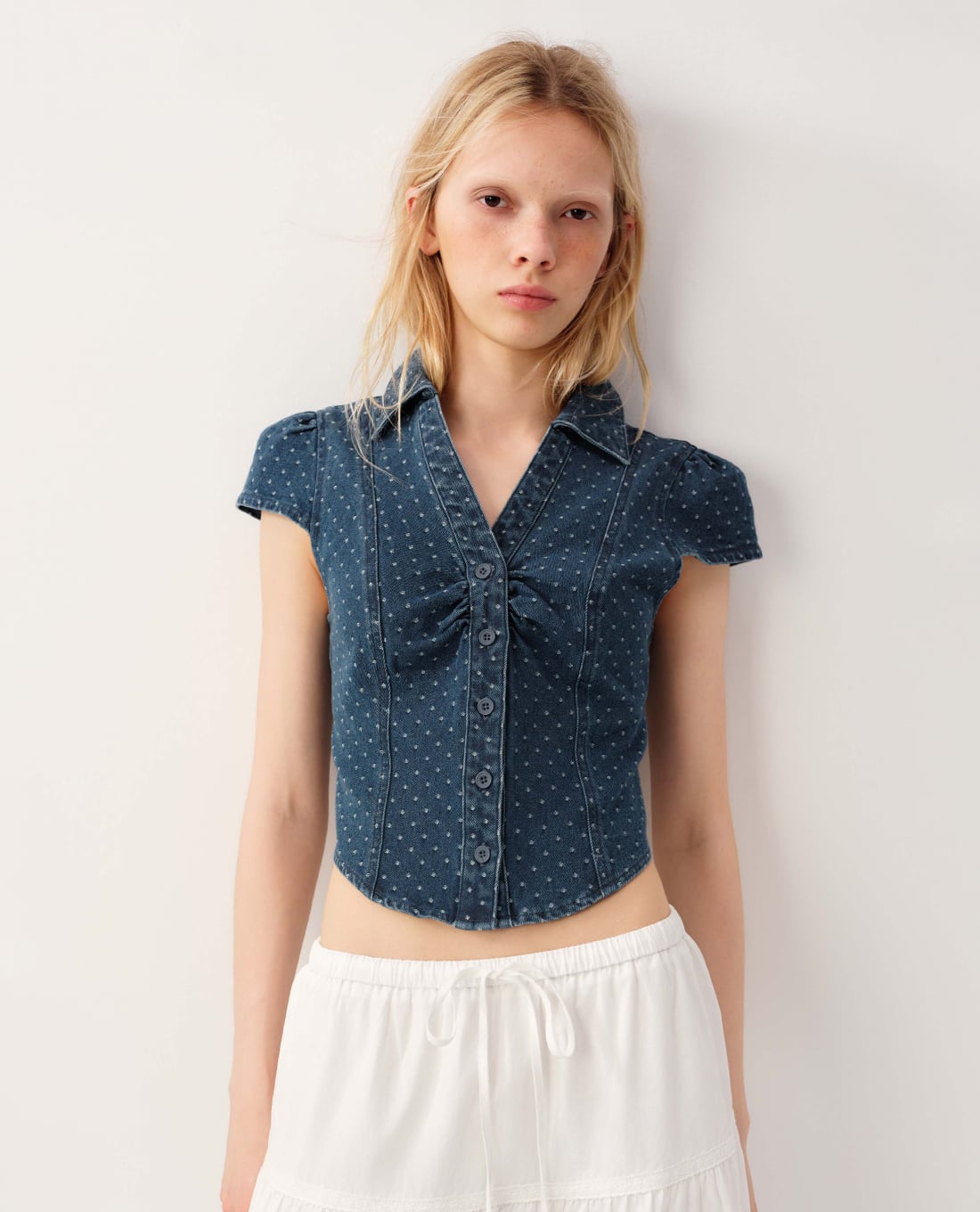 URBAN REVIVO - Áo croptop nữ denim cổ bẻ tay ngắn xếp nhún