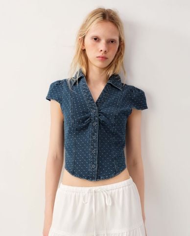  URBAN REVIVO - Áo croptop nữ denim cổ bẻ tay ngắn xếp nhún 