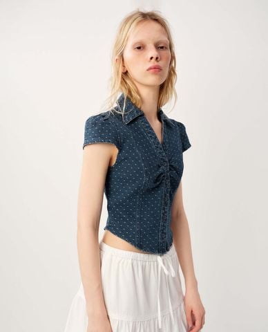  URBAN REVIVO - Áo croptop nữ denim cổ bẻ tay ngắn xếp nhún 