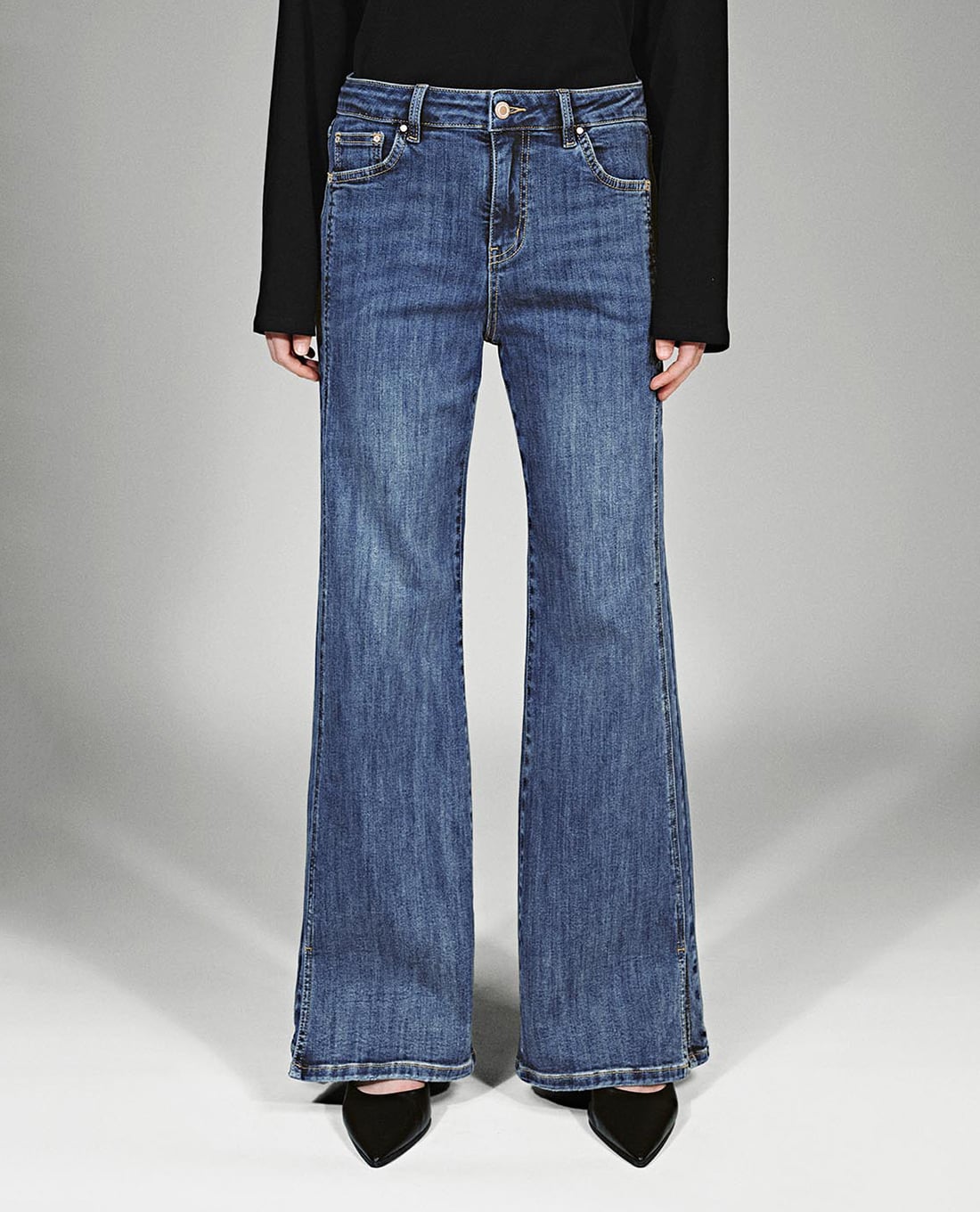 URBAN REVIVO - Quần jeans nữ ống loe xẻ gấu