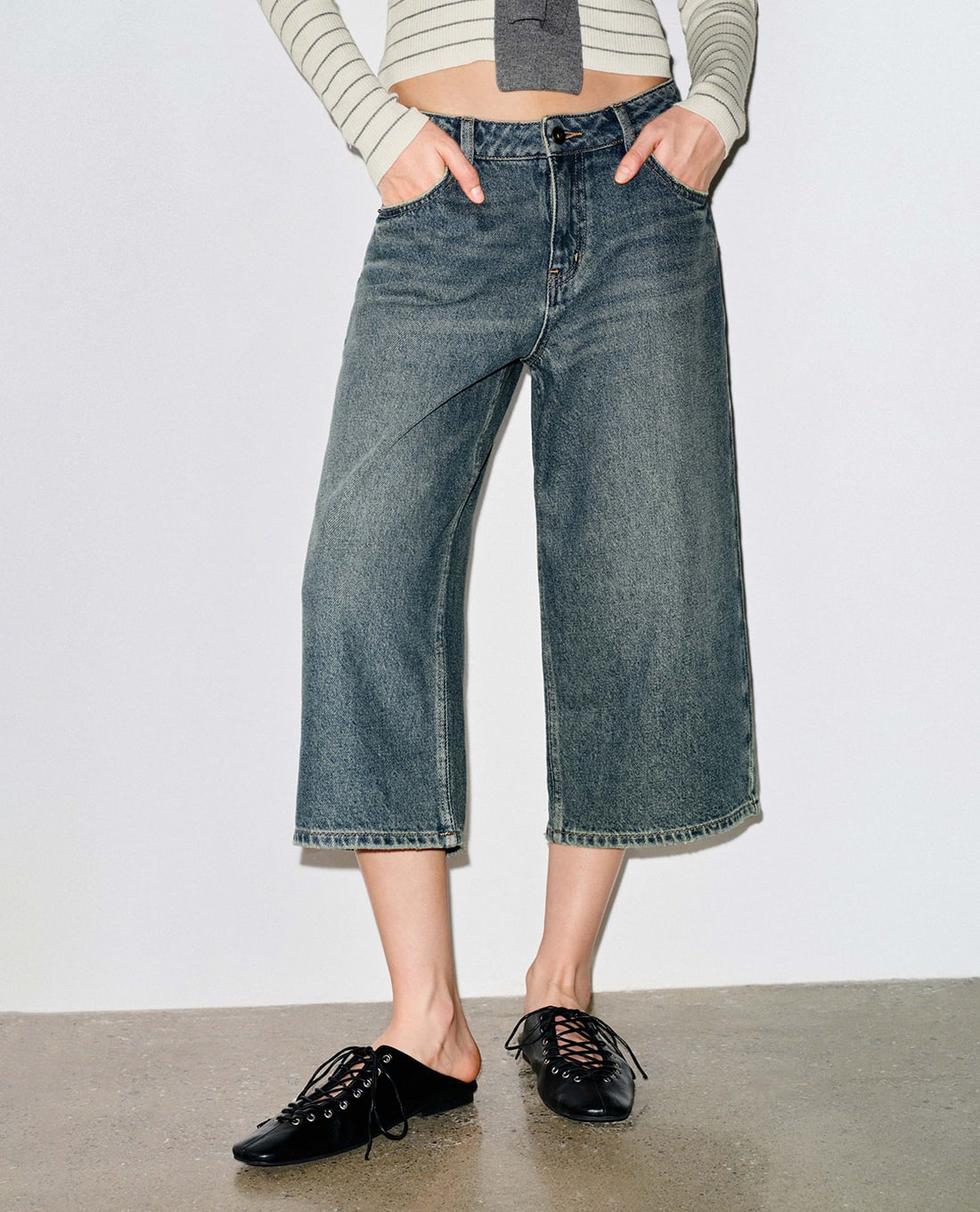 URBAN REVIVO - Quần jeans lửng nữ wash bạc cá tính