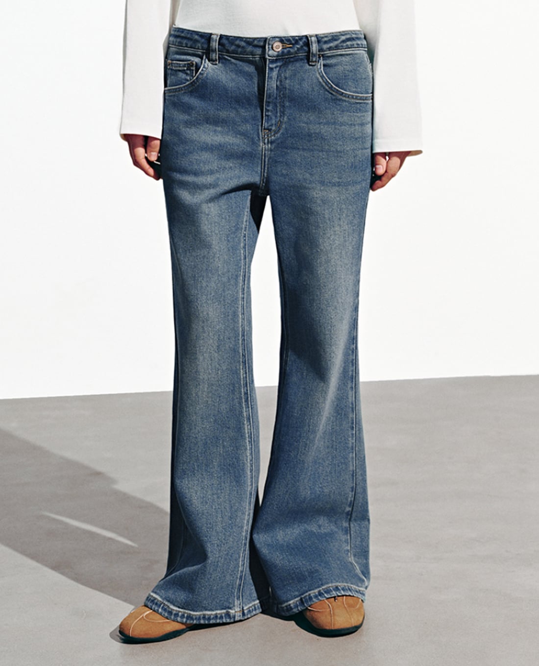 URBAN REVIVO - Quần jeans nữ ống loe wash bạc