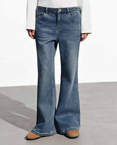  URBAN REVIVO - Quần jeans nữ ống loe wash bạc 