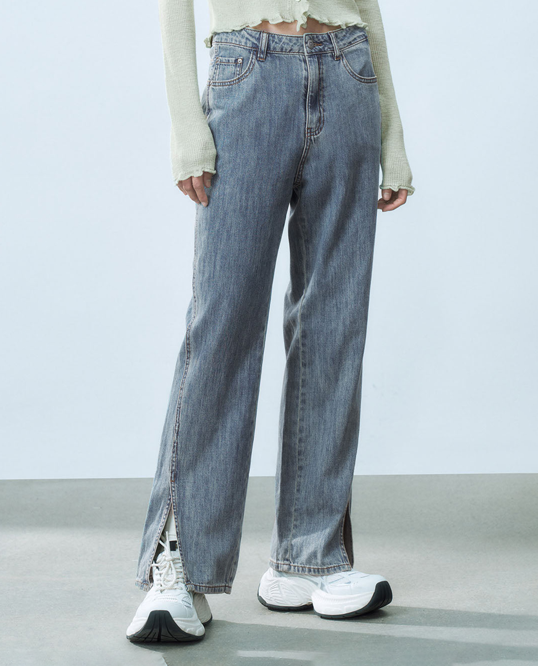 URBAN REVIVO - Quần jeans nữ ống đứng xẻ gấu