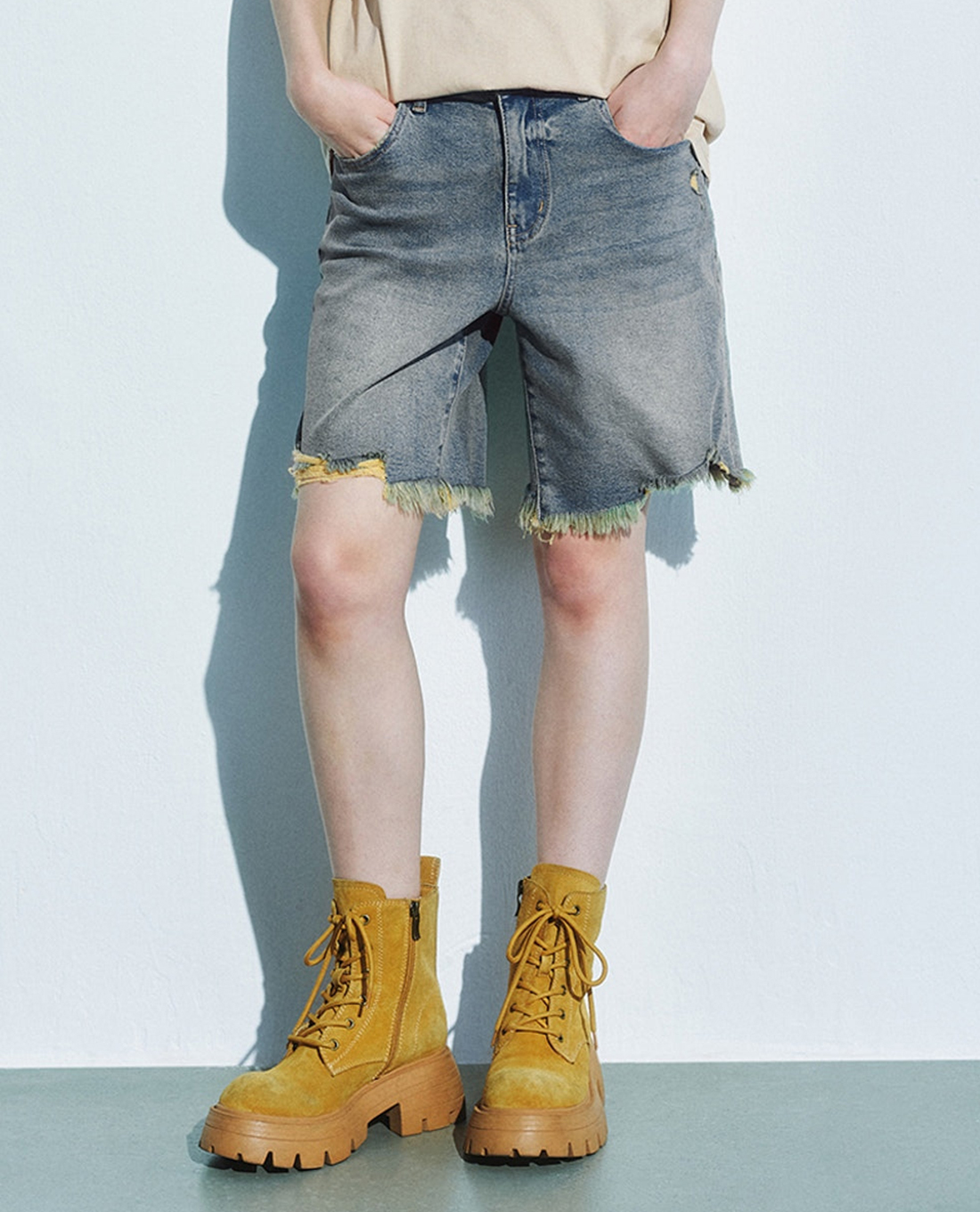 URBAN REVIVO - Quần short jeans nữ rách gấu