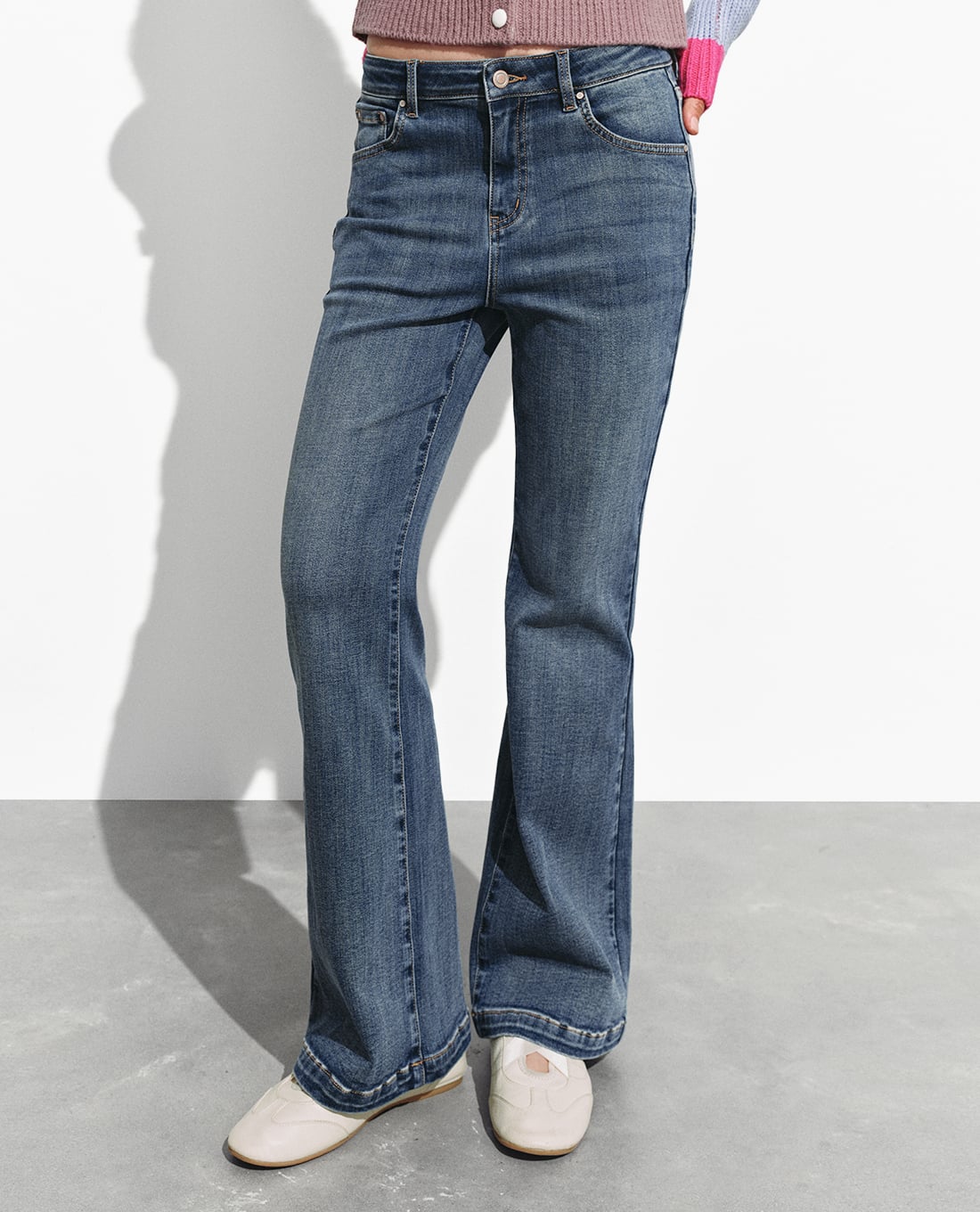 URBAN REVIVO - Quần jeans nữ ống loe wash bạc