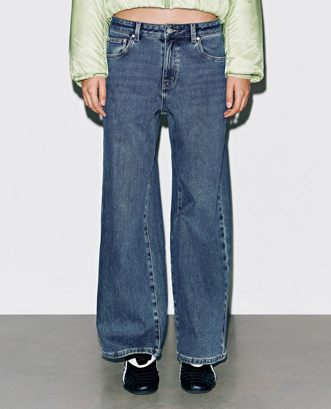 URBAN REVIVO - Quần jeans nữ ống rộng cổ điển