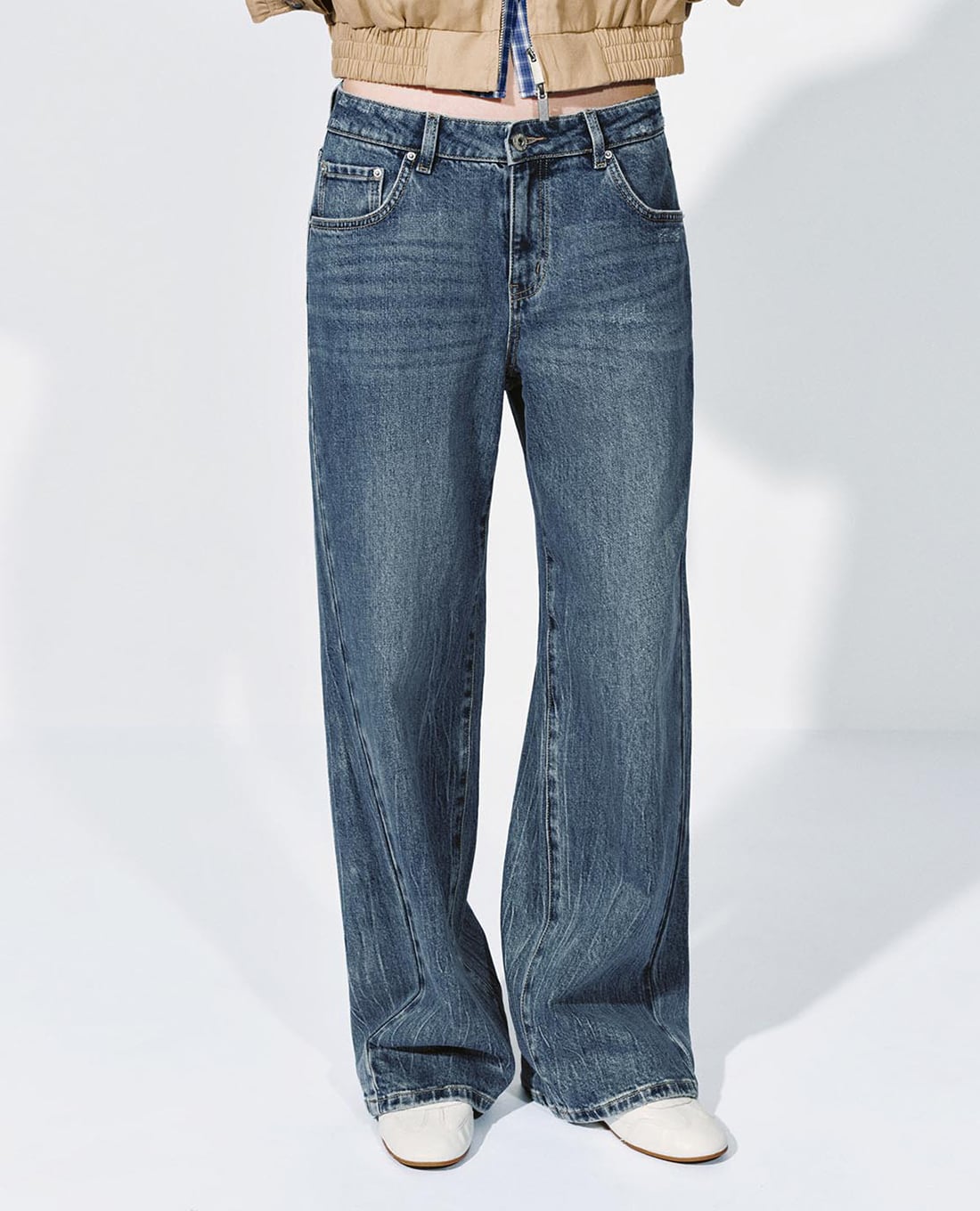 URBAN REVIVO - Quần jeans nữ ống rộng wash bạc