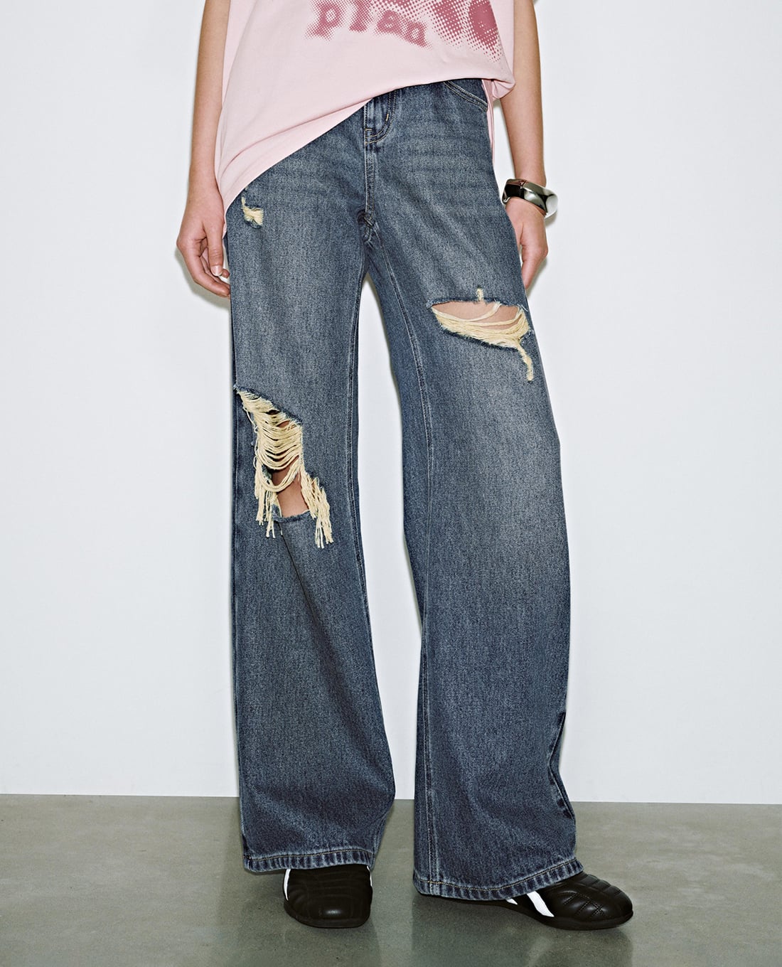 URBAN REVIVO - Quần jeans nữ ống rộng rách gối cá tính