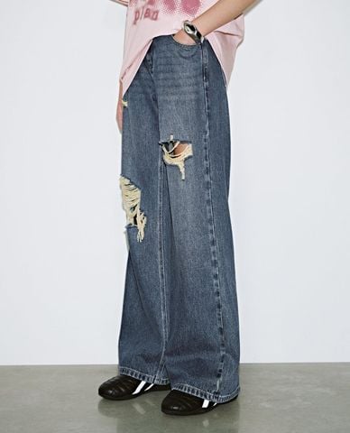  URBAN REVIVO - Quần jeans nữ ống rộng rách gối cá tính 