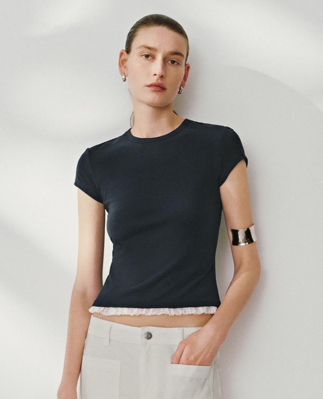 URBAN REVIVO - Áo thun nữ cổ tròn tay ngắn viền ren