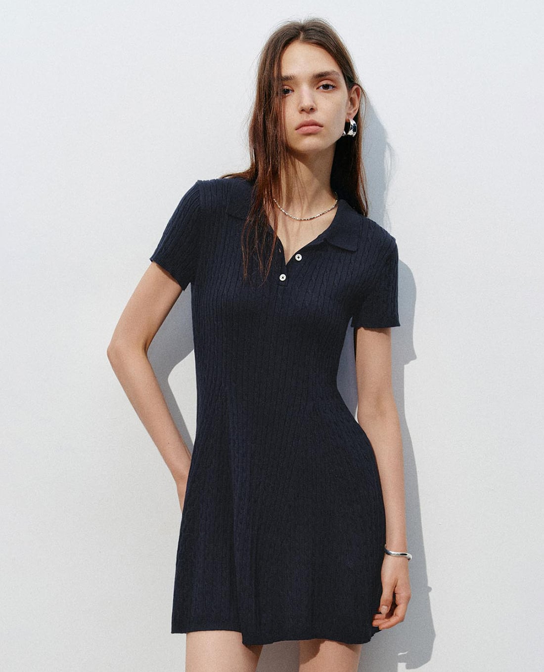 URBAN REVIVO - Đầm dệt kim mini cổ bẻ phối nút