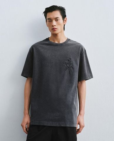  URBAN REVIVO - Áo thun nam cổ tròn tay ngắn thêu họa tiết 