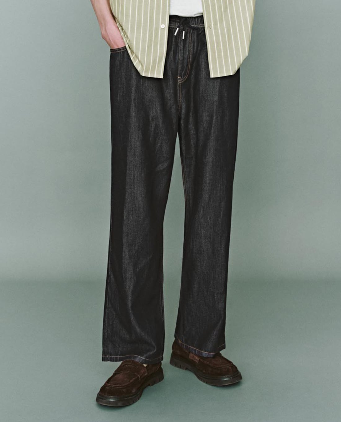 URBAN REVIVO - Quần jeans nam ống đứng lưng thun