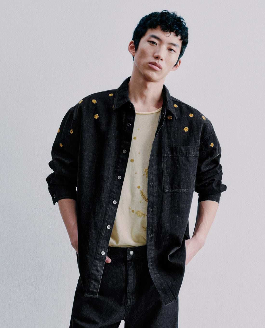 URBAN REVIVO - Áo khoác denim nam tay dài thêu họa tiết