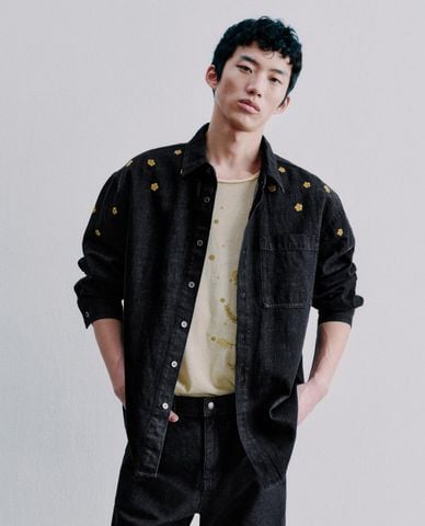  URBAN REVIVO - Áo khoác denim nam tay dài thêu họa tiết 