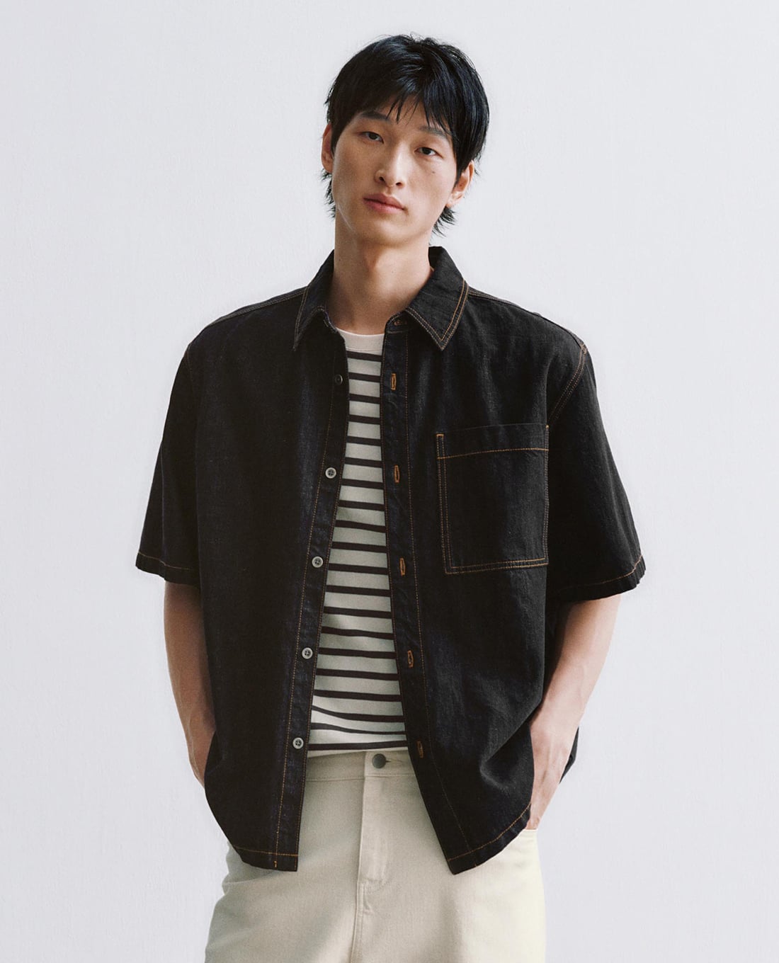URBAN REVIVO - Áo sơ mi denim nam tay ngắn phối túi