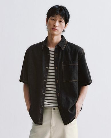  URBAN REVIVO - Áo sơ mi denim nam tay ngắn phối túi 