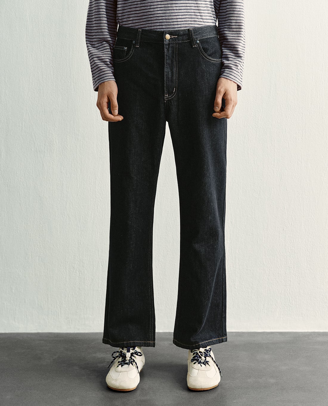 URBAN REVIVO - Quần jeans nam ống đứng hiện đại