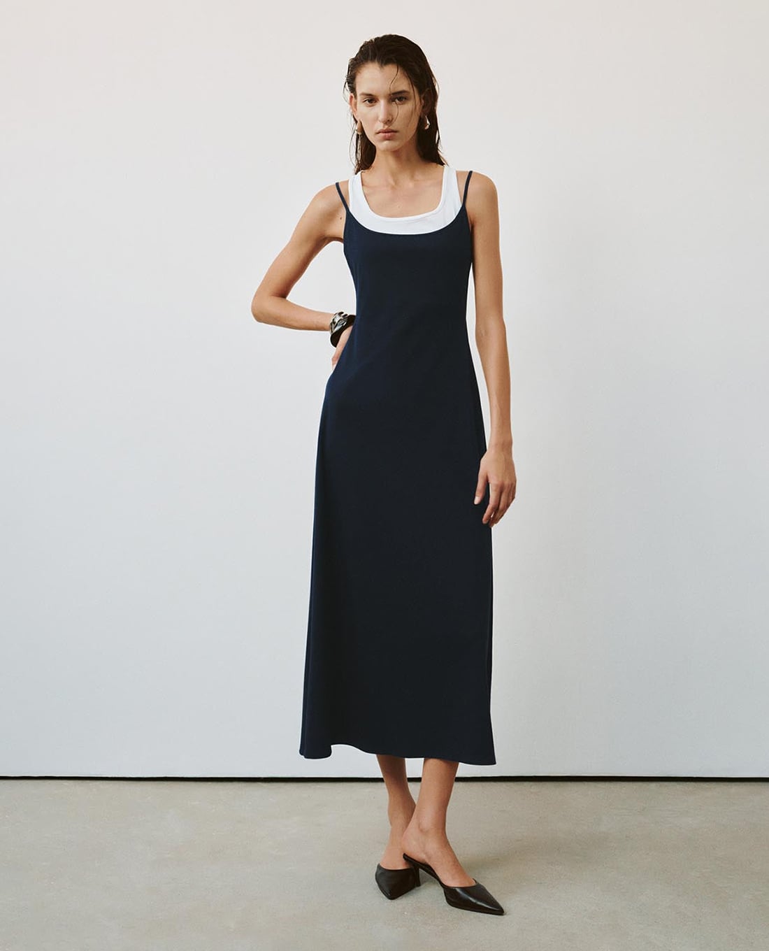 URBAN REVIVO - Đầm hai dây midi cổ chữ U phối layer