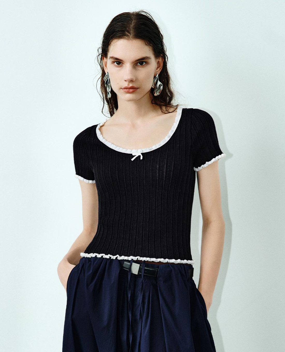 URBAN REVIVO - Áo dệt kim nữ cổ vuông tay ngắn phối viền