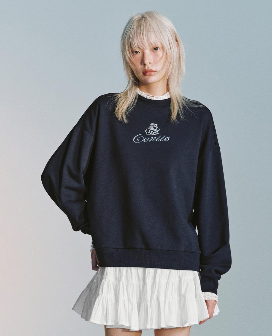 URBAN REVIVO - Áo sweatshirt nữ cổ bèo tay dài in chữ