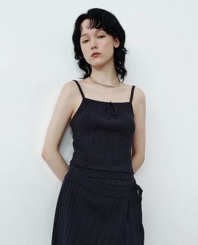  URBAN REVIVO - Áo hai dây nữ dệt kim phom ôm 