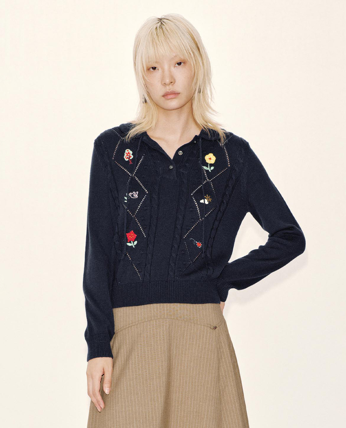 URBAN REVIVO - Áo dệt kim nữ cổ bẻ thêu họa tiết