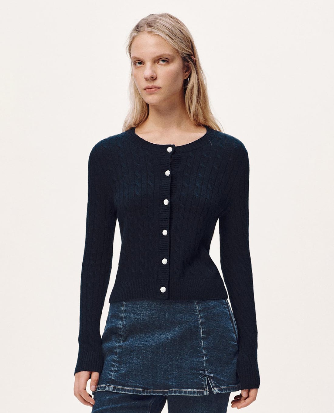 URBAN REVIVO - Áo khoác cardigan nữ cổ tròn tay dài phom ôm