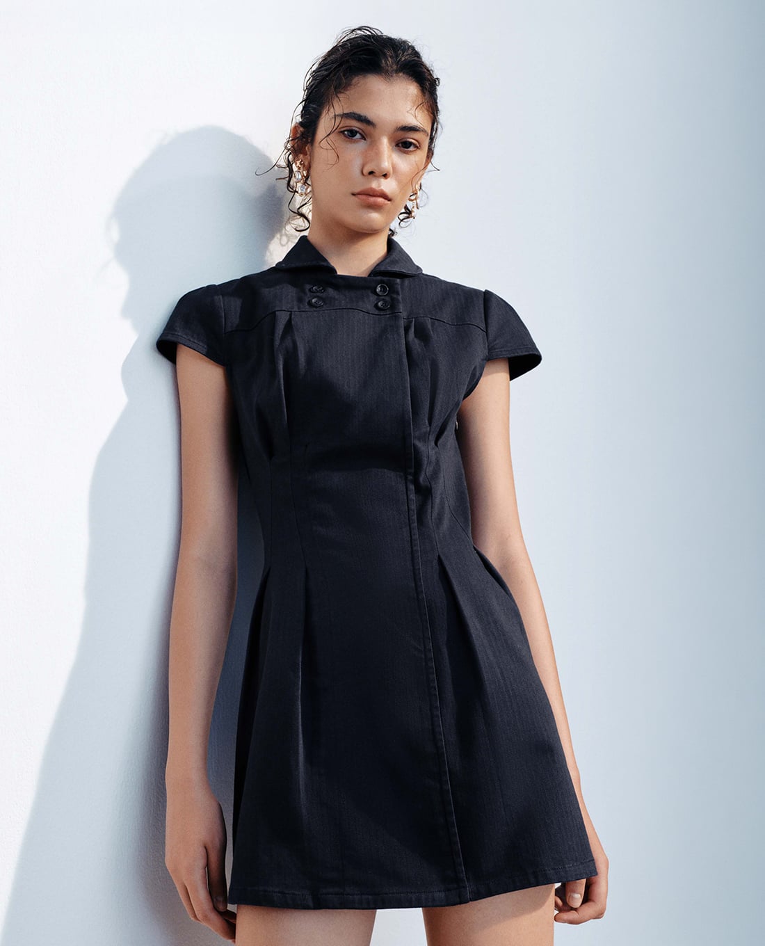 URBAN REVIVO - Đầm mini cổ bẻ tay ngắn phối nút