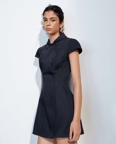  URBAN REVIVO - Đầm mini cổ bẻ tay ngắn phối nút 
