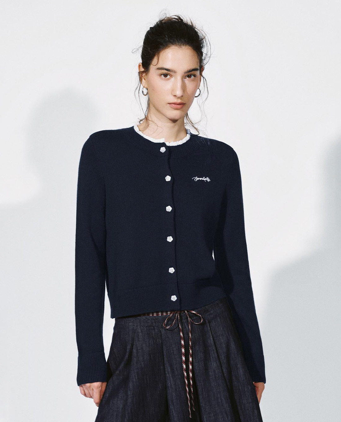 URBAN REVIVO - Áo khoác cardigan nữ cổ tròn phối bèo