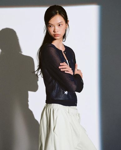  URBAN REVIVO - Áo khoác cardigan nữ cổ tròn thêu họa tiết 