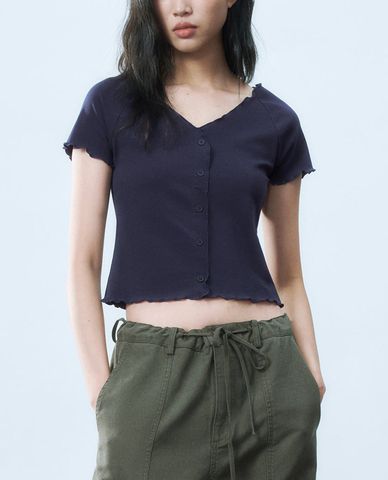  URBAN REVIVO - Áo dệt kim nữ cổ V tay ngắn viền bèo 