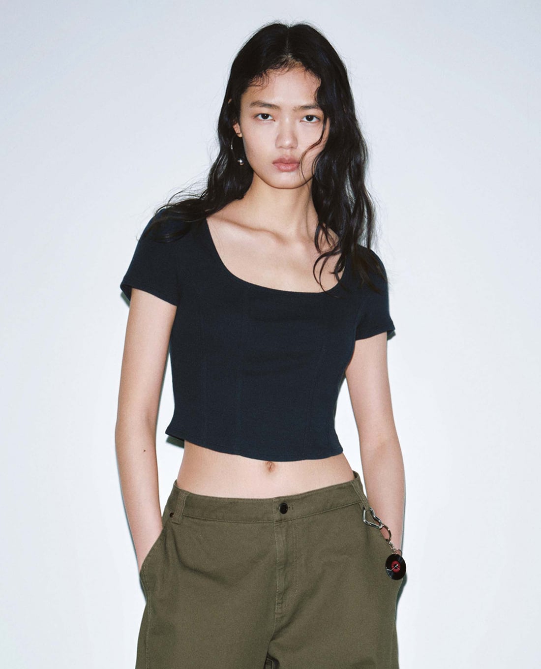 URBAN REVIVO - Áo croptop nữ cổ vuông tay ngắn tối giản