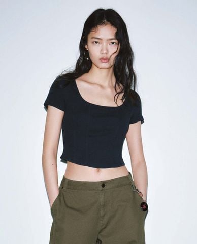  URBAN REVIVO - Áo croptop nữ cổ vuông tay ngắn tối giản 