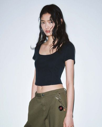 URBAN REVIVO - Áo croptop nữ cổ vuông tay ngắn tối giản 