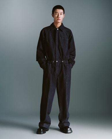  URBAN REVIVO - Jumpsuit denim nam cổ trụ tay dài 