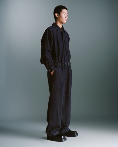  URBAN REVIVO - Jumpsuit denim nam cổ trụ tay dài 