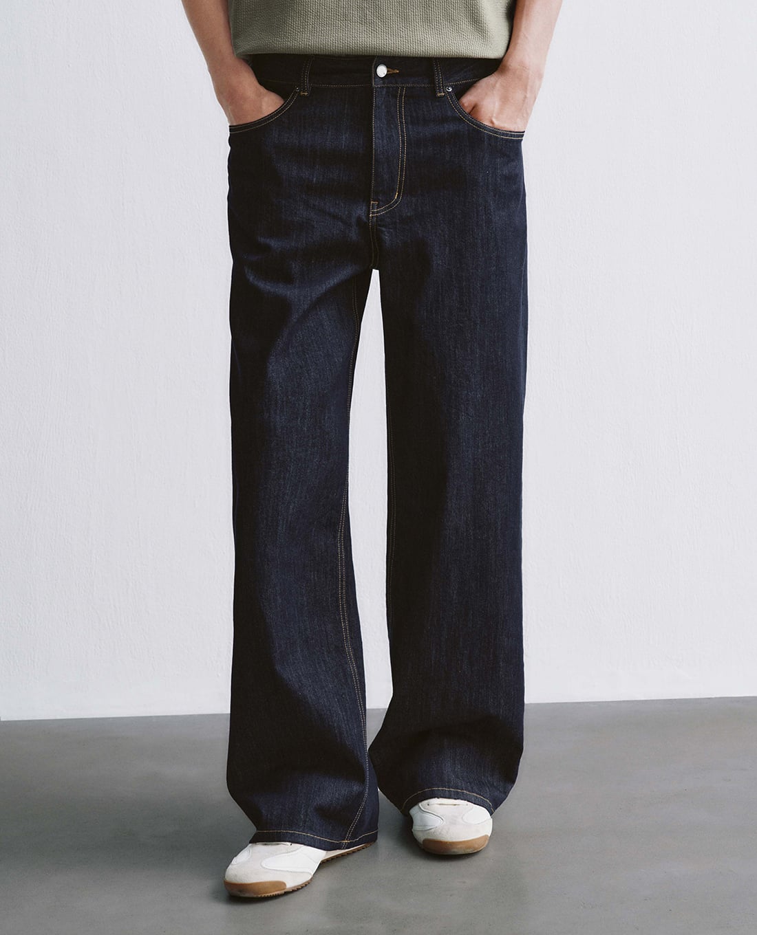 URBAN REVIVO - Quần jeans nam ống rộng cổ điển