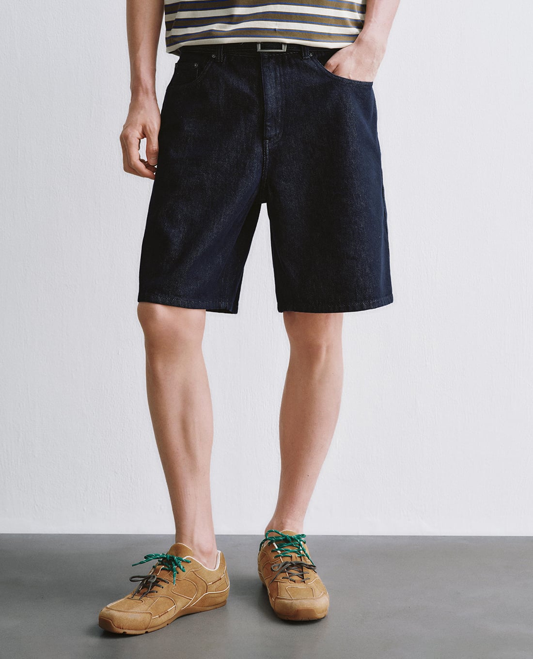 URBAN REVIVO - Quần short jeans nam kèm thắt lưng