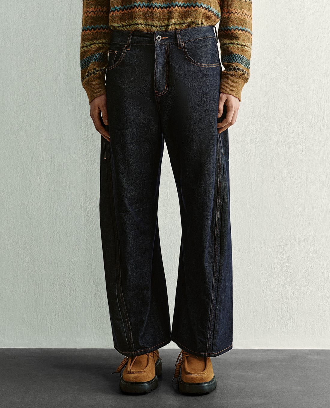 URBAN REVIVO - Quần jeans nam ống rộng dáng cong