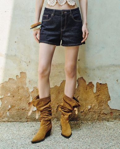  URBAN REVIVO - Quần short jeans nữ chỉ nổi 