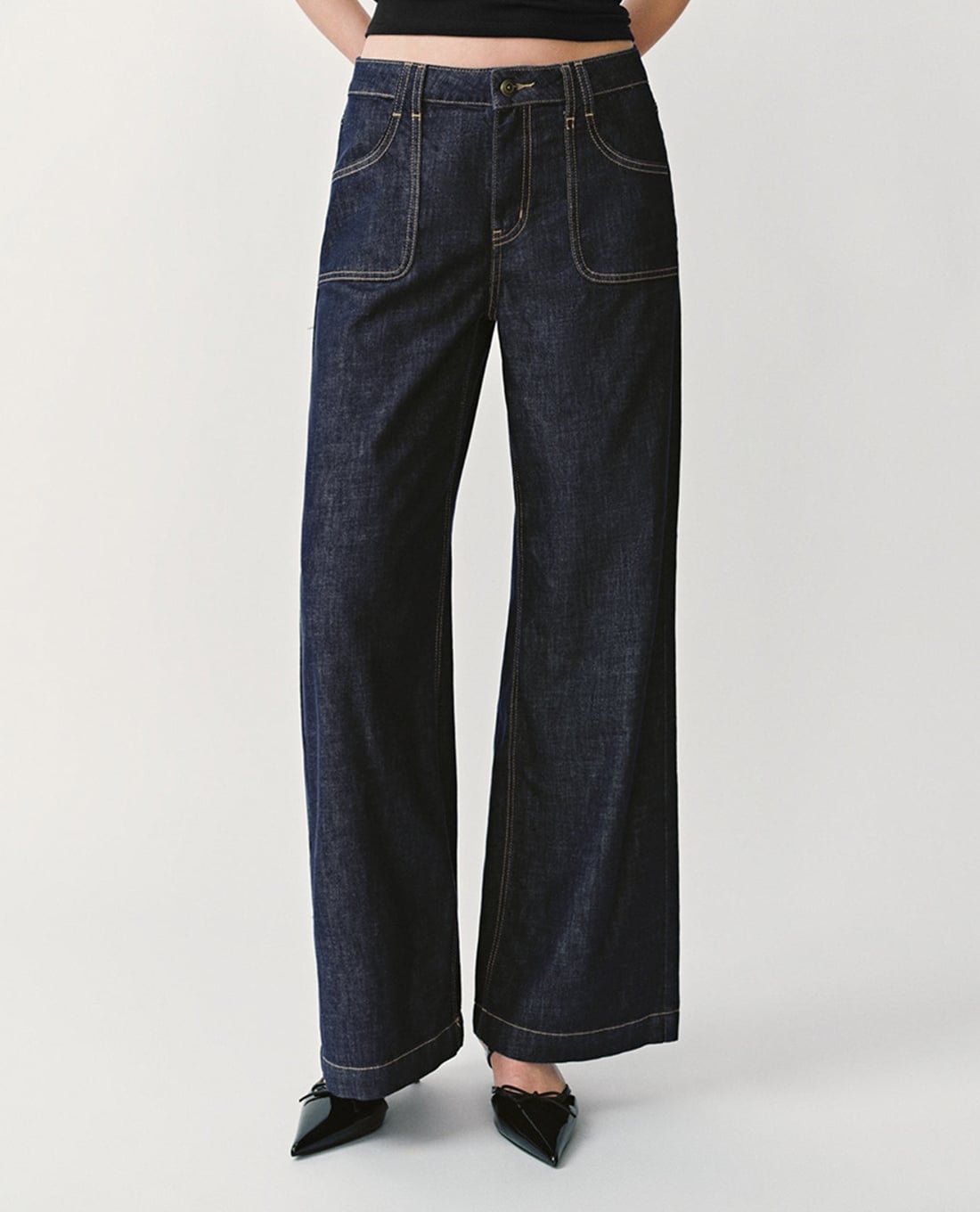 URBAN REVIVO - Quần jeans nữ ống rộng phối túi cổ điển