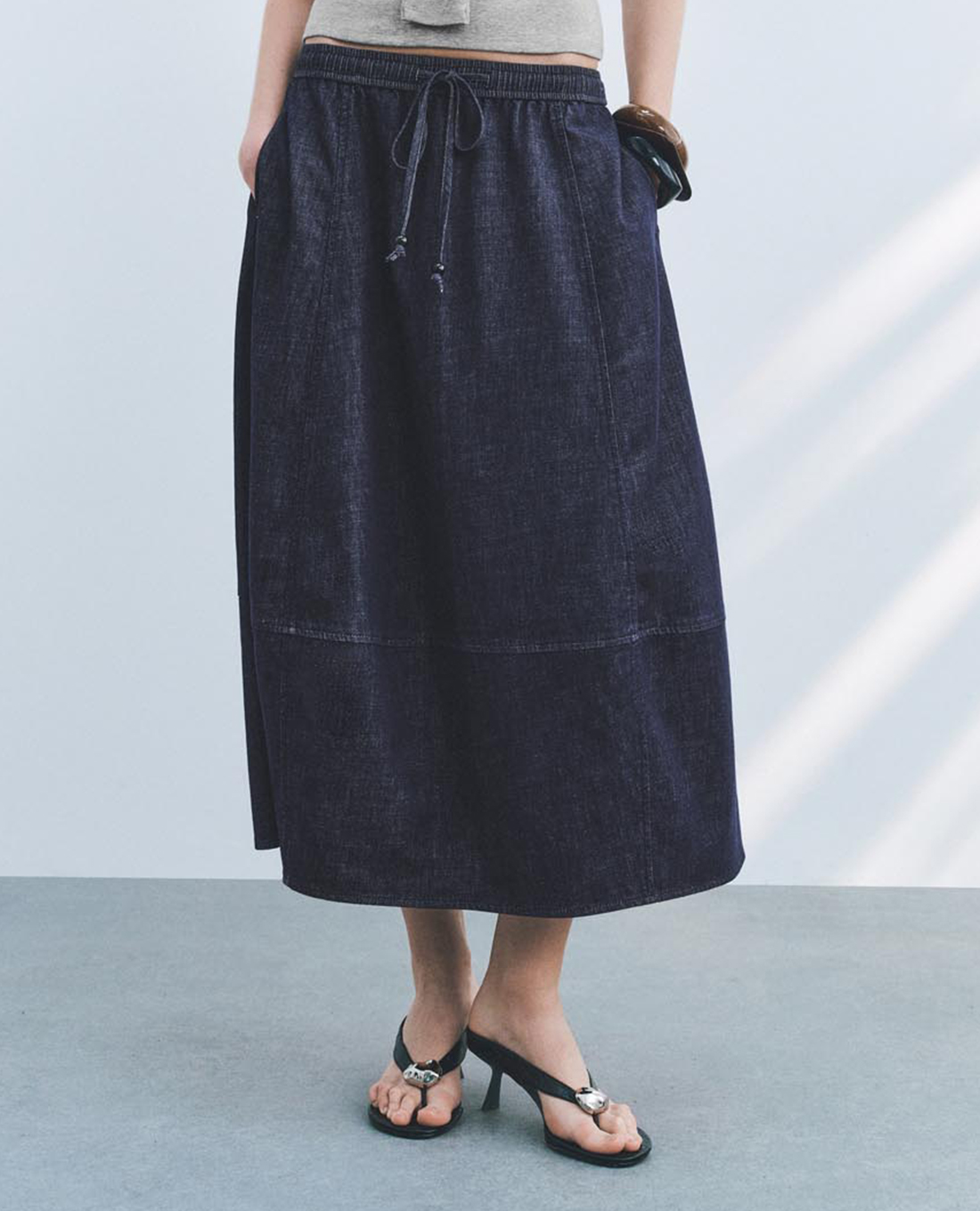 URBAN REVIVO - Chân váy denim midi lưng thun