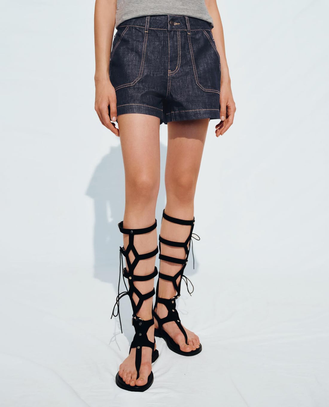 URBAN REVIVO - Quần short jeans nữ lưng cao