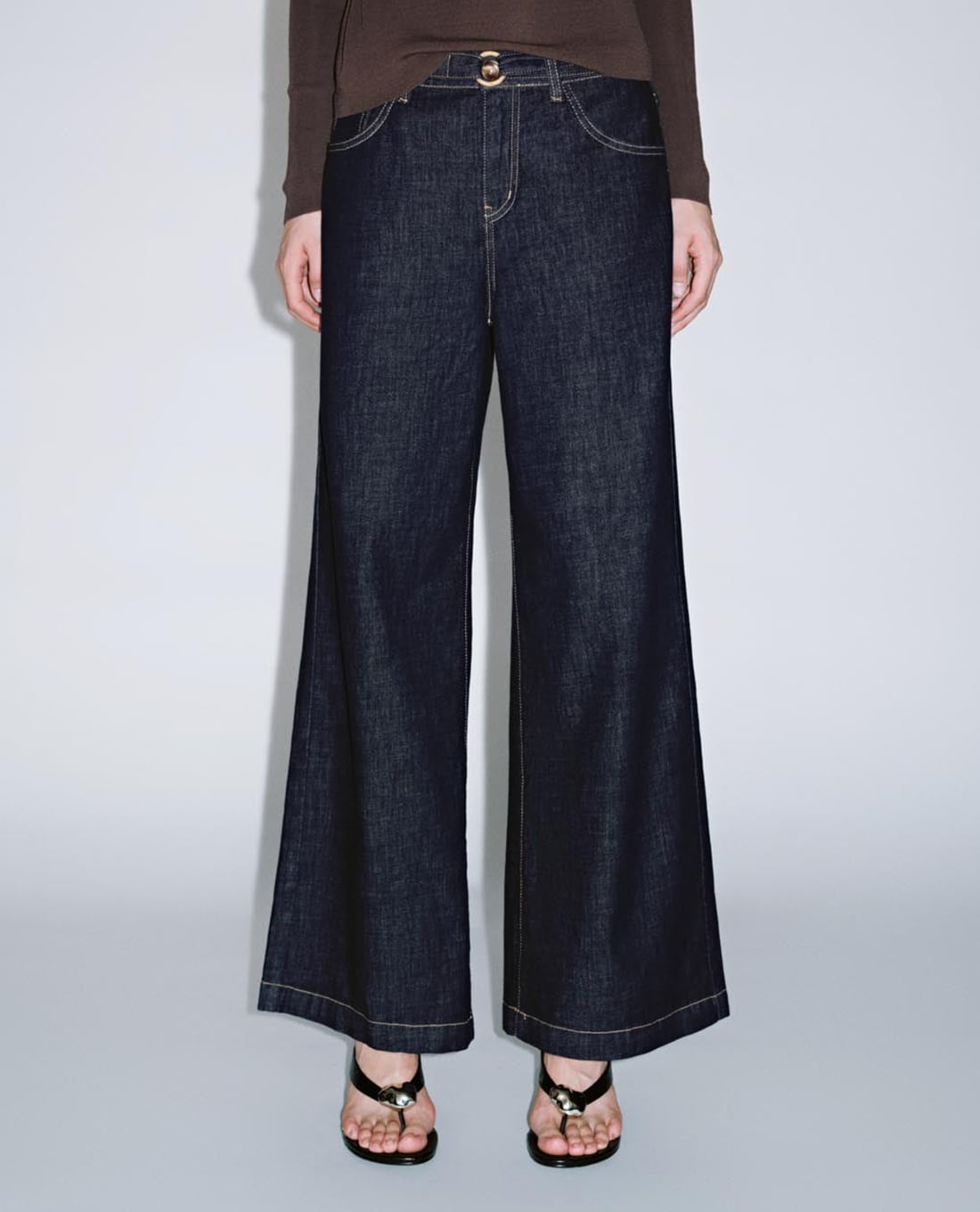 URBAN REVIVO - Quần jeans nữ ống loe hiện đại